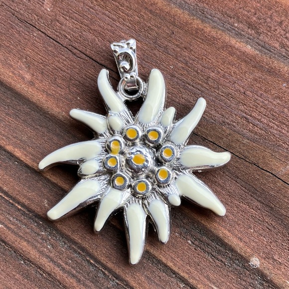 SilverTone Edelweiss Pendant - Picture 1 of 2